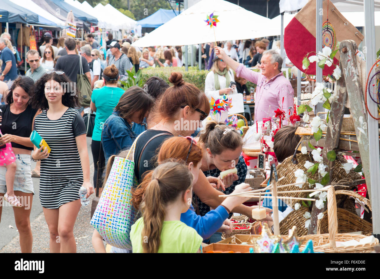 Avalon Giorno di mercato a nord di Sydney, annuale evento comunitario di stallholders ed eventi musicali nel villaggio di Sydney Foto Stock