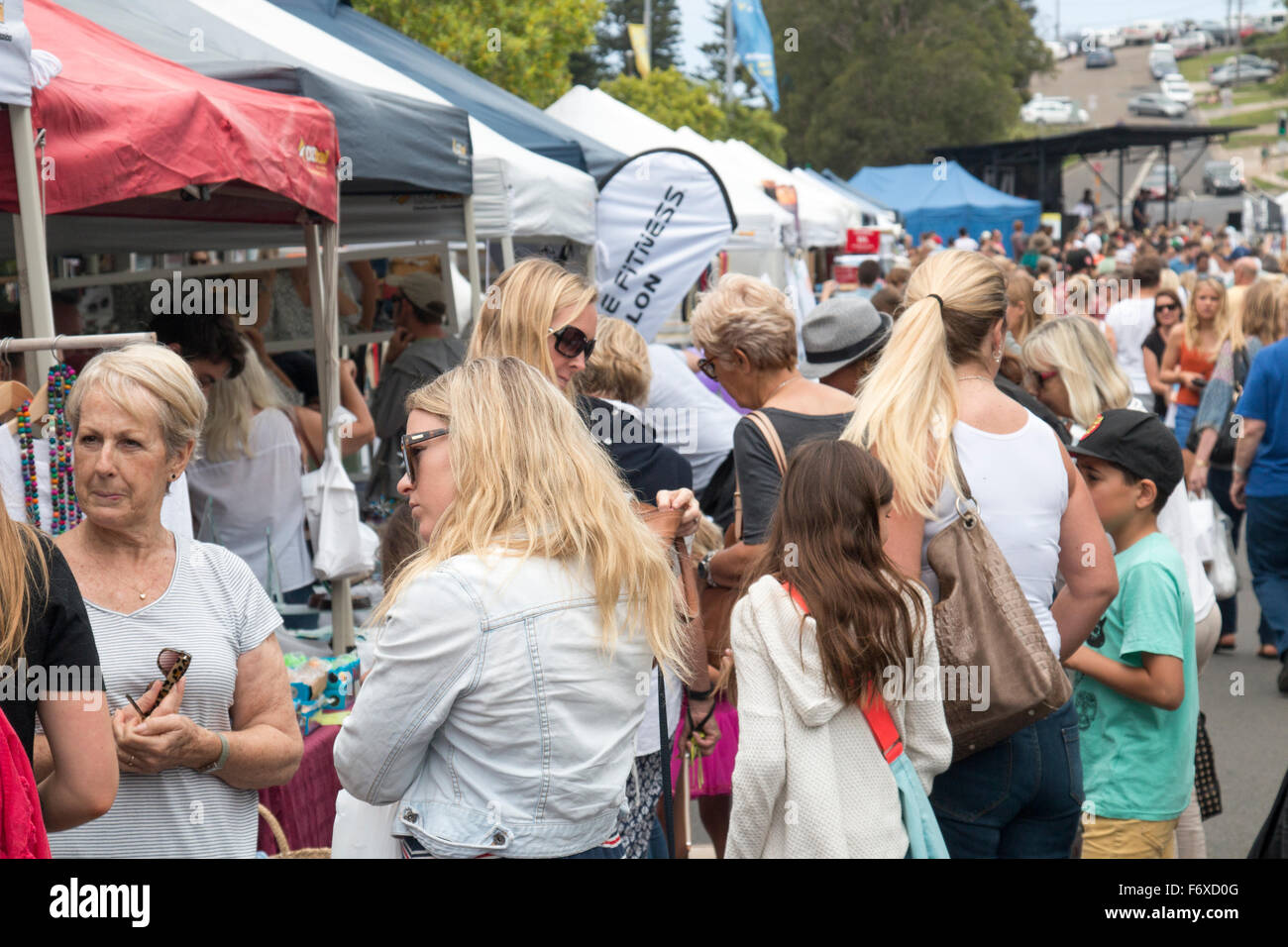 Avalon Market Day sulle spiagge settentrionali di Sydney, evento annuale della comunità di stallholder ed eventi musicali nel villaggio di Sydney, Australia Foto Stock