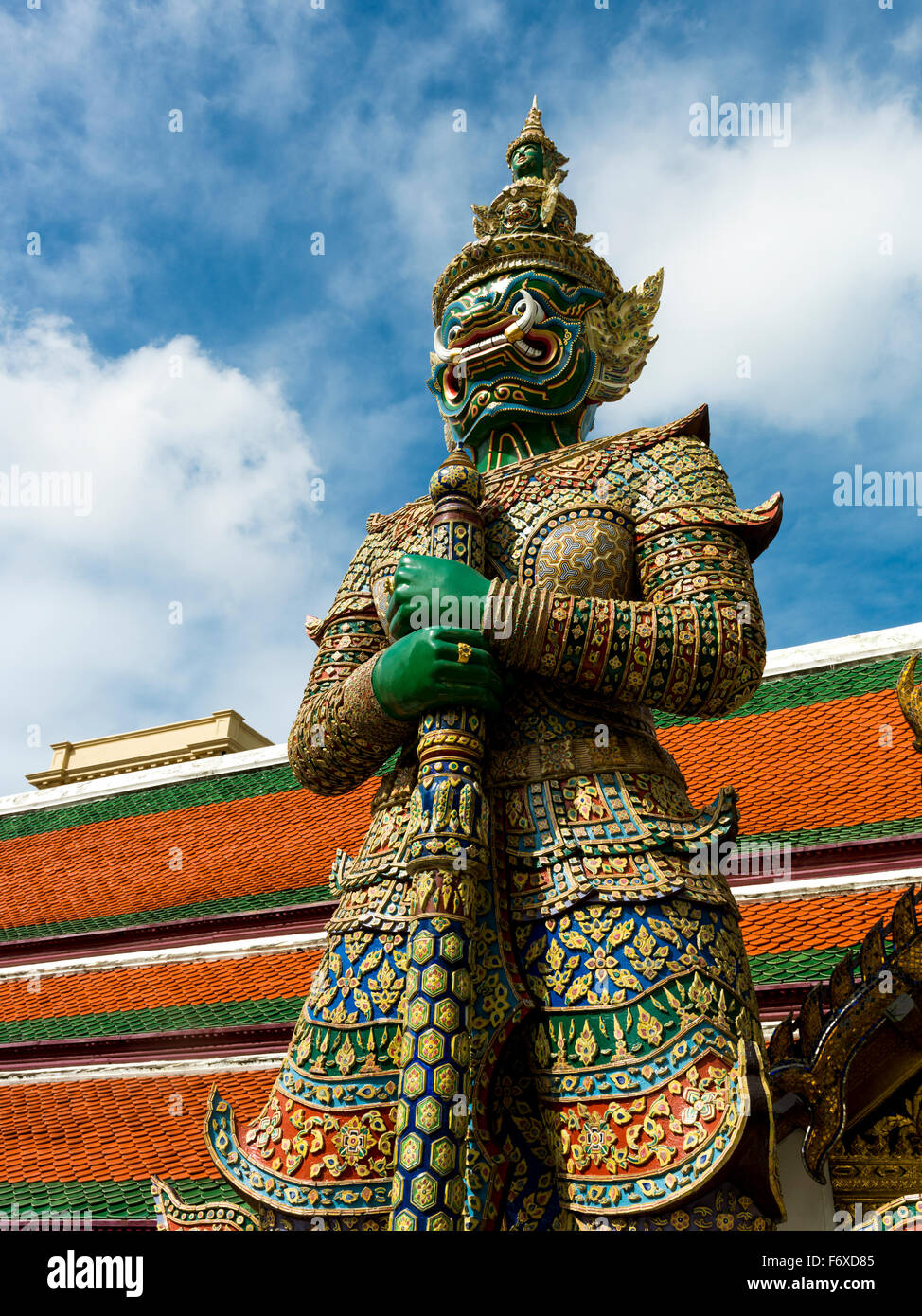 Ornato e statua colorata, il Tempio del Buddha di Smeraldo (Wat Phra Kaew); Bangkok, Thailandia Foto Stock