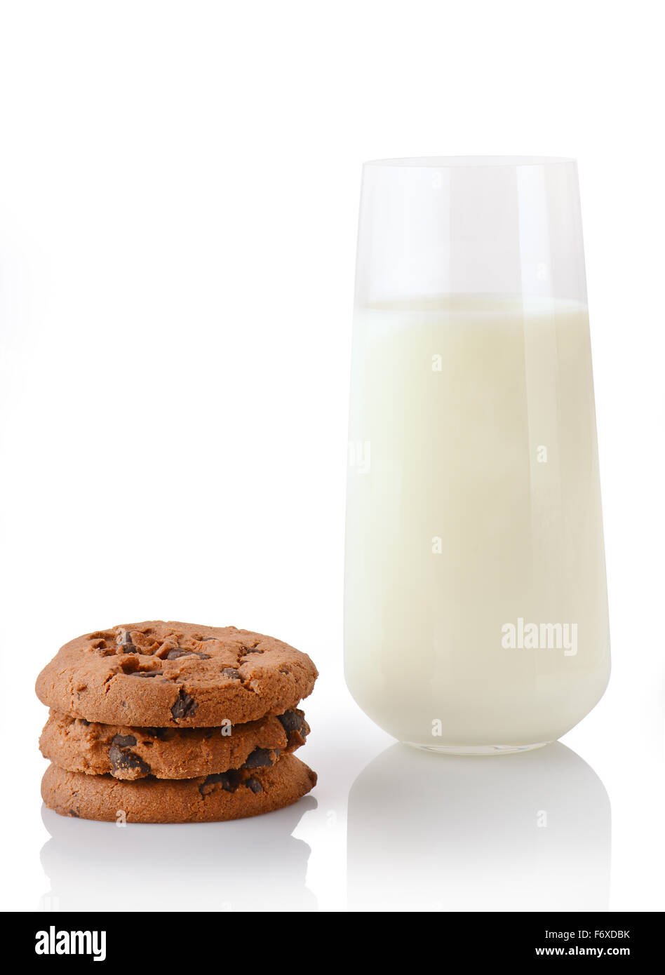 Pila di tre in casa i biscotti al cioccolato e un bicchiere di latte, isolato su sfondo bianco Foto Stock