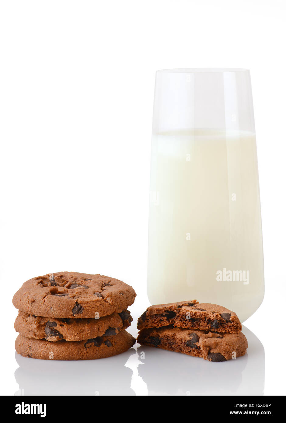 Pila di tre in casa i biscotti al cioccolato, metà del cookie e bicchiere di latte, isolato su sfondo bianco Foto Stock