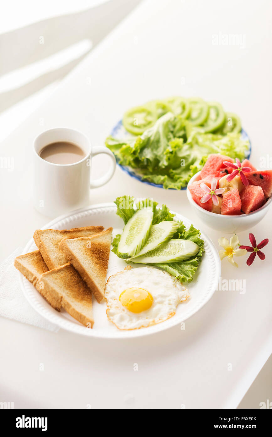 Una sana colazione con toast uova frutta e insalata di verdure Foto Stock
