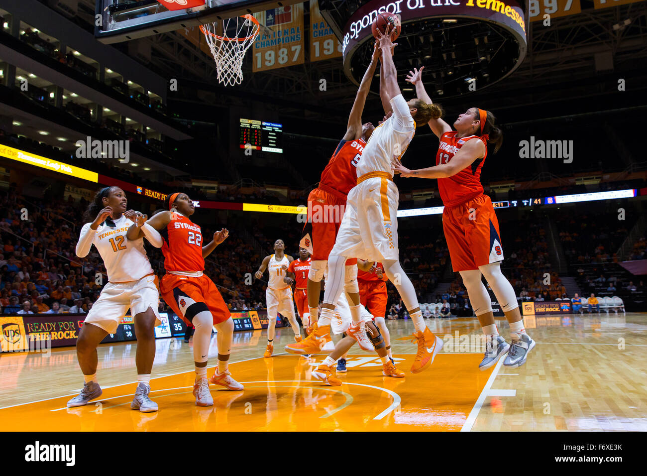Novembre 20, 2015: Mercedes Russell #21 del Tennessee Lady Volunteers battaglie per il rimbalzo contro Briana giorno #50 e Brianna Butler #13 di Siracusa arancione durante il NCAA pallacanestro tra la University of Tennessee Lady volontari e la Syracuse University Orange a Thompson Boling Arena a Knoxville TN Tim Gangloff/CSM Foto Stock