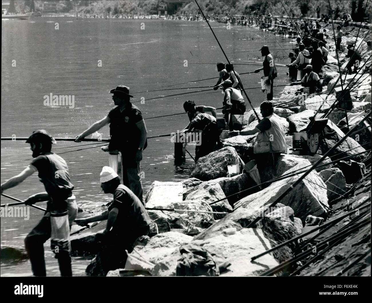 1978 - Concorso di pesca: affollata spiaggia una pesca internazionale la concorrenza ha avuto luogo presso il lago di Lugano lo scorso weekend. Quasi 400 pescatori ha cercato di essere più fortunati di loro simultanei. Il clima soleggiato e la bella spiaggia del lago di Lugano vicino a Melide (Ticino County) ha reso la spiaggia affollata. Non dimenticate mai: partecipare è più importante di vincere. Keystone Zurigo 2-6-78 © Keystone Pictures USA/ZUMAPRESS.com/Alamy Live News Foto Stock 1978 - Concorso di pesca: affollata spiaggia una pesca internazionale la concorrenza ha avuto luogo presso il lago di Lugano lo scorso weekend. Quasi 400 pescatori ha cercato di essere più fortunati di loro simultanei. Il clima soleggiato e la bella spiaggia del lago di Lugano vicino a Melide (Ticino County) ha reso la spiaggia affollata. Non dimenticate mai: partecipare è più importante di vincere. Keystone Zurigo 2-6-78 © Keystone Pictures USA/ZUMAPRESS.com/Alamy Live News Foto Stock