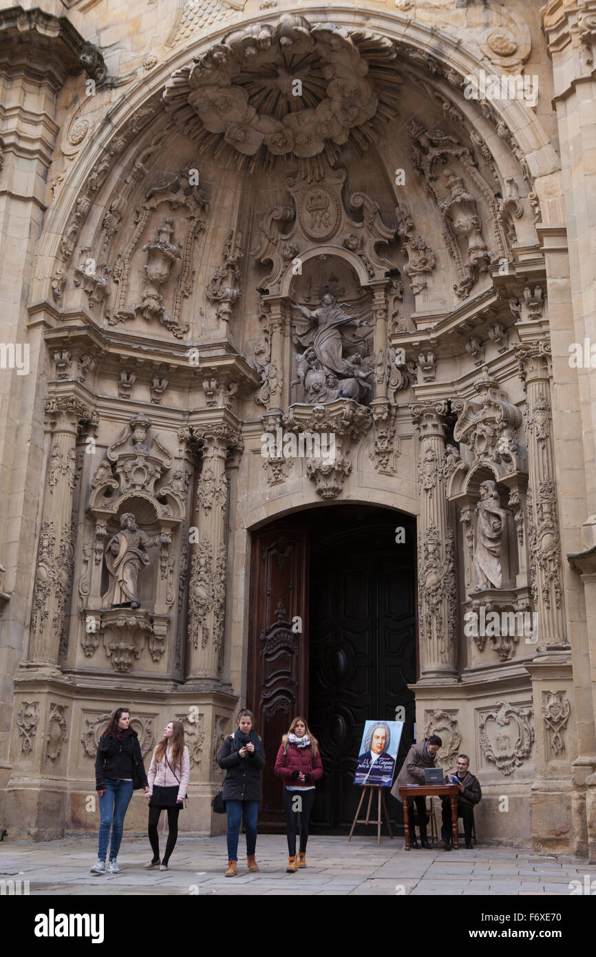 La chiesa di Santa Maria con la sua pesantemente ornata facciata barocca; San Sebastian, Spagna Foto Stock