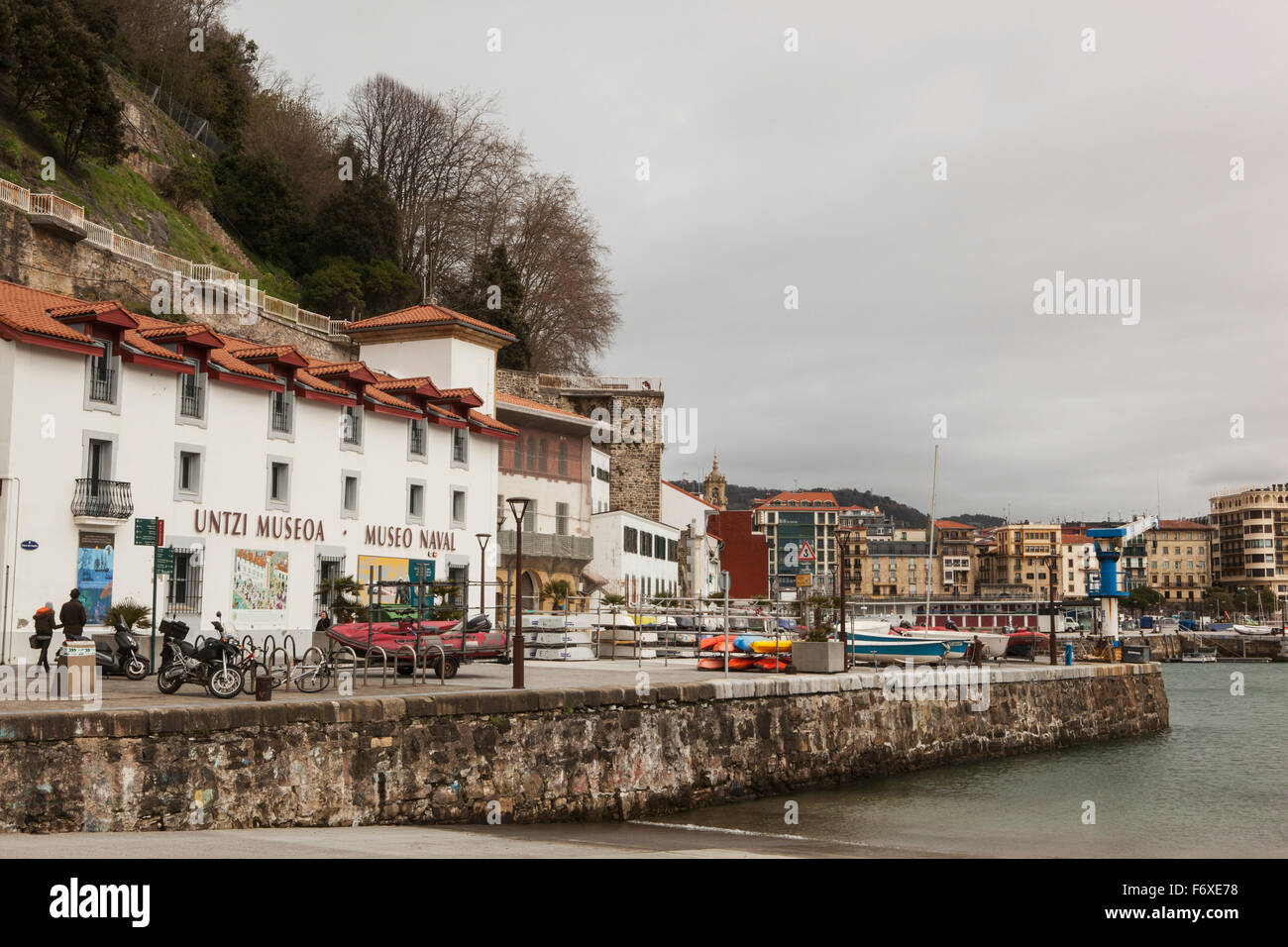 Il porto e il Museo Navale; San Sebastian, Spagna Foto Stock