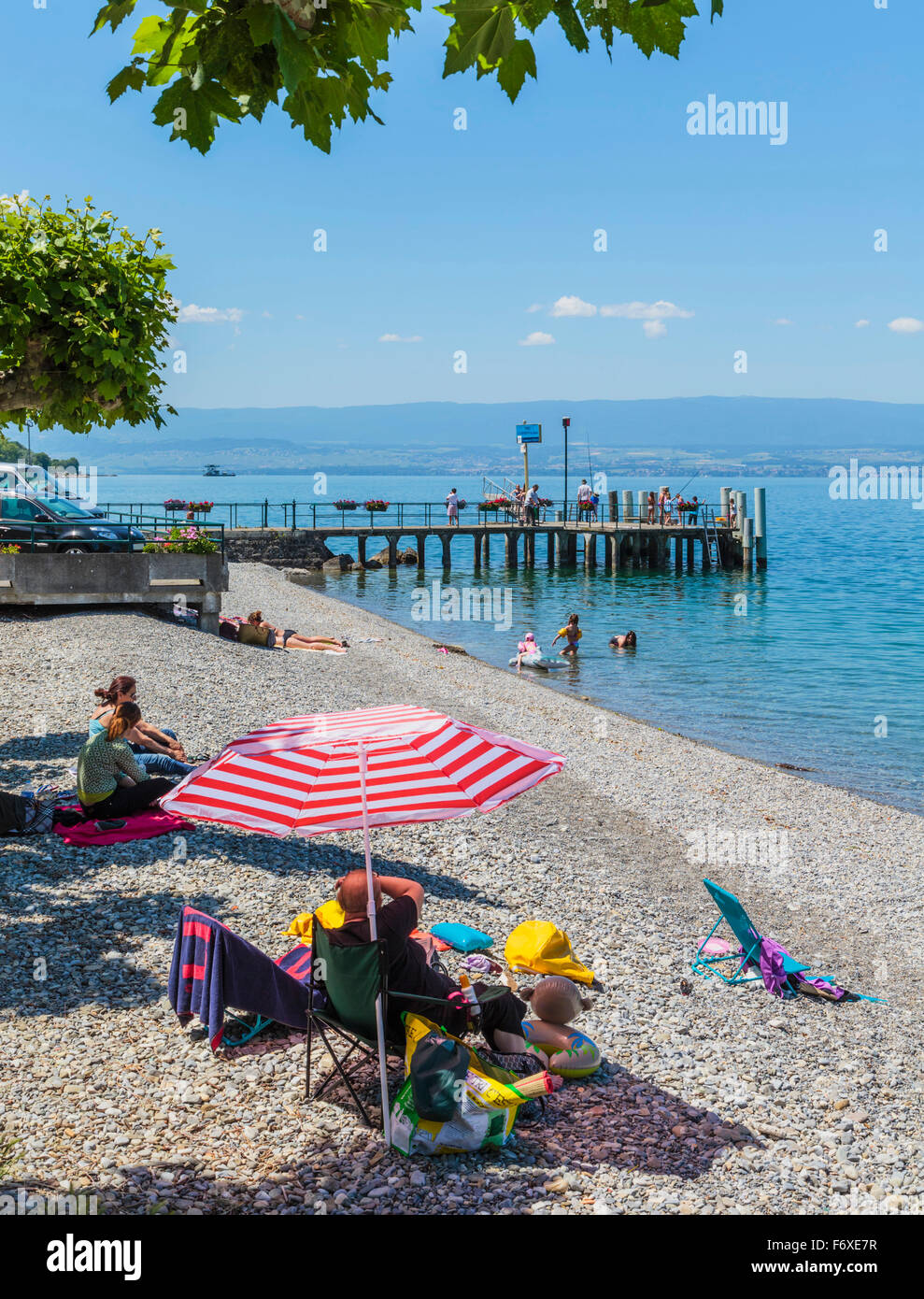 Spiaggia sulle rive del Lago di Ginevra (Lac Leman); Amphion les Bains, Haute-Savoie reparto, Rhone-Alpes, Francia Foto Stock