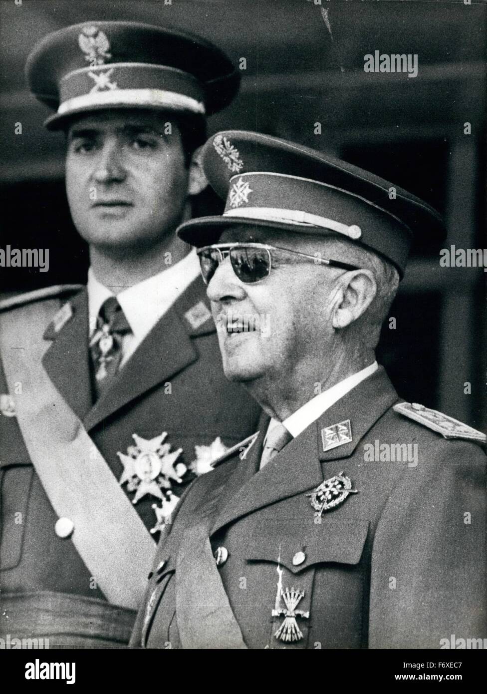 1972 - Francisco Franco Franco ha grave attacco cardiaco. 82 anno vecchio generale Franco subito il suo secondo attacco di cuore in cinque giorni, ieri. Il governo di Madrid ha detto che Franco aveva subito una grave insufficienza coronarica durante una ondata di influenza, e che egli era già in fase di recupero e stava ritornando alle normali funzioni. Ma le voci ancora persistevano a Madrid la scorsa notte di la morte di Franco e non vi è stata una speculazione che il dittatore scelta del principe Juan Carlos, sarebbe presto assumere come Capo di Stato. La foto mostra: Generale Franco con il suo successore il principe Juan Carlos, foto scattata 1968. (Credito immagine: Foto Stock