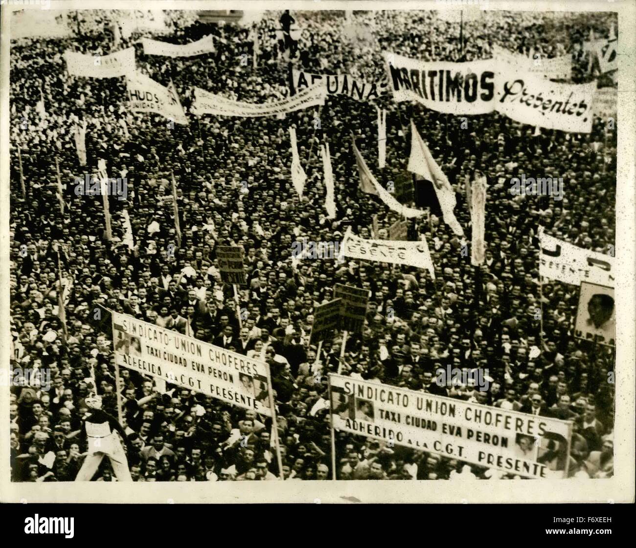 1952 - bomba uccide cinque durante la riunione di massa in Buenos Aires. Elenco al discorso del Presidente Peron. Una bomba è sepolto nella folla ad ascoltare un discorso di Presid a Peron in Plaza del Mayo, Banos Aires, recentemente - ucciso cinque persone.Il Presidente non era male - e ha finito il suo disco di colpire il parlato.una seconda bomba è esplosa nella stazione della metropolitana presso il Falso.Il Presidente occusea ''agenti esteri'' di teh sdegno. KEYSTONE mostra fotografica di:- vista la folla occidentale che ascoltato il discorso del Pres, Peron al posto del Mayo, Buenos Aires. (Credito Immagine: © Keystone Pictures USA/ZUMAPRES Foto Stock