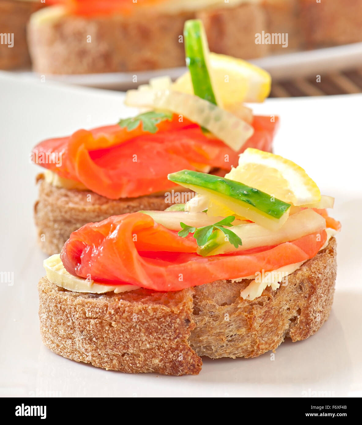 Sandwich appetitosi con salmone Foto Stock