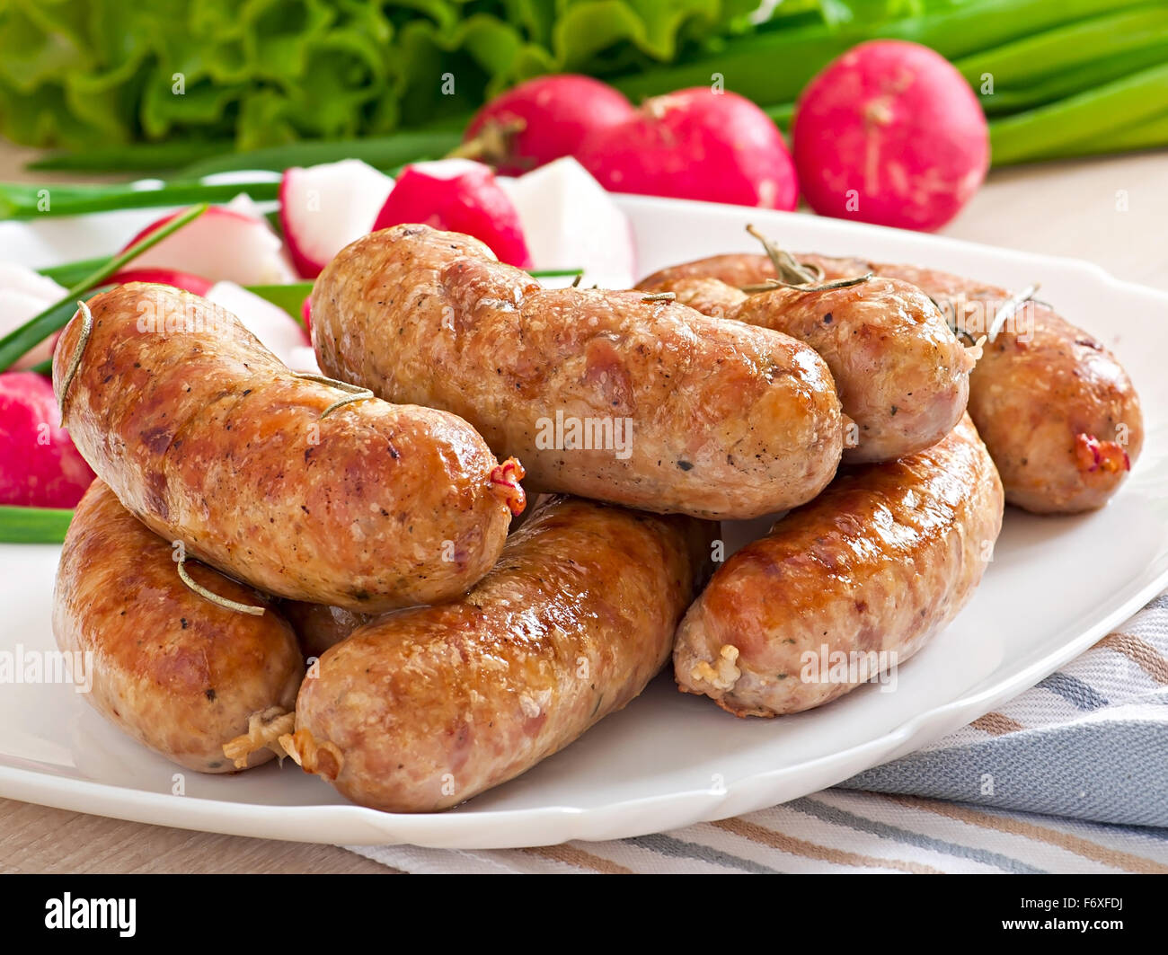 Salsicce fatte in casa cotto al forno e insalata mista Foto Stock