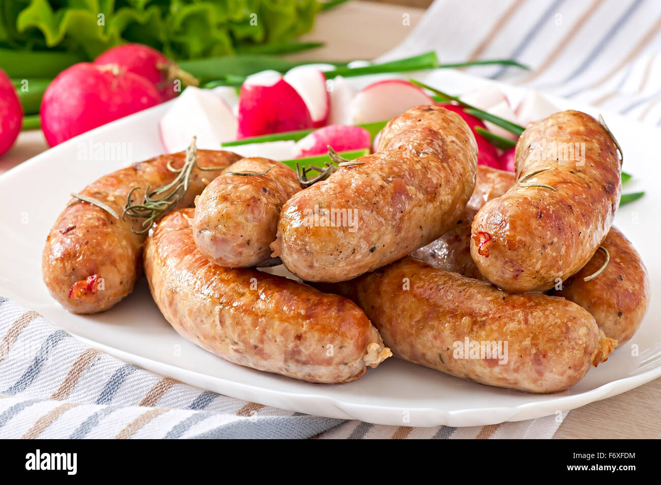 Salsicce fatte in casa cotto al forno e insalata mista Foto Stock