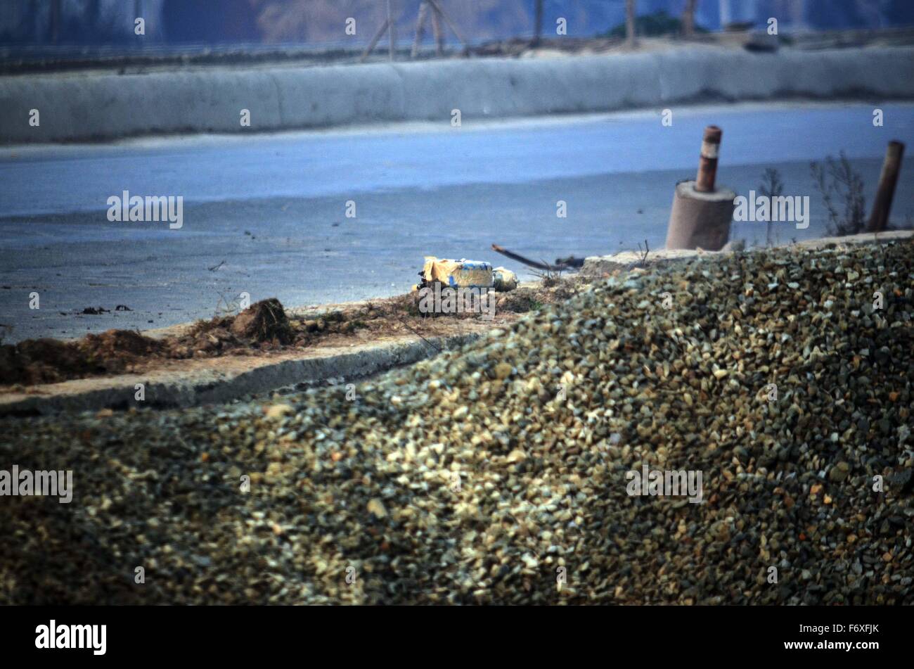 Srinagar, India. Xxi Nov, 2015. Improvvisare un dispositivo elettronico (IED) è visto sul marciapiede che è stato recuperato in Narbal alla periferia di Srinagar la capitale estiva della controllata indiana del Kashmir. India esercito e gruppi paramilitari di troopers ha affermato di aver recuperato un IED vicino alla strada Srinagar-Baramulla. Le agenzie di sicurezza diffuso poi il dispositivo in un vicino campo di risone e ha detto che il dispositivo è stato piantato a forze di bersaglio nella zona. Credito: Faisal Khan/Pacific Press/Alamy Live News Foto Stock