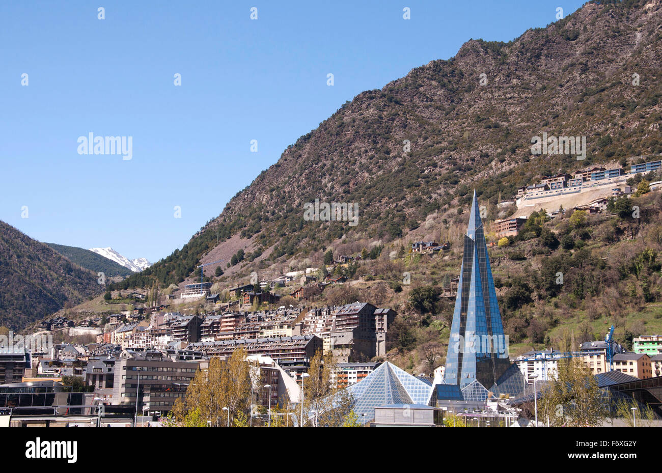 Edificio futuristico nella città di Andorra nei Pirenei. Foto Stock