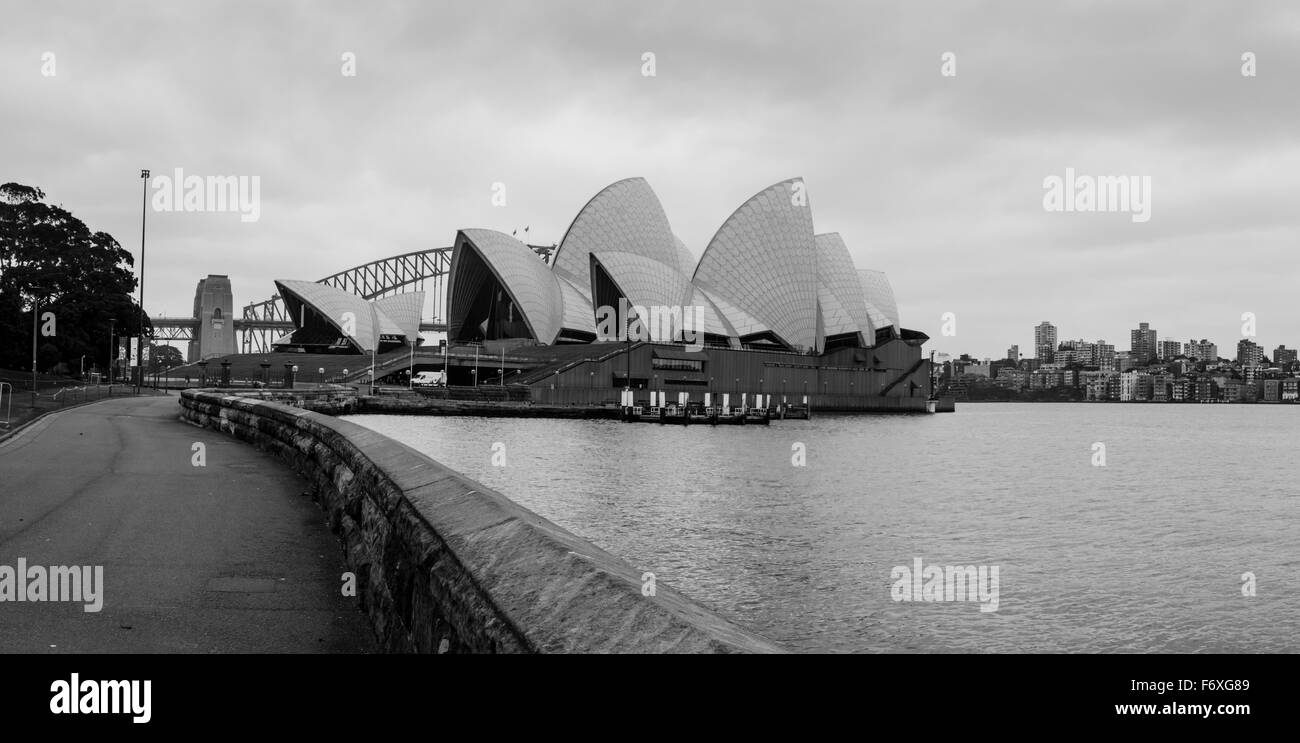 La Sydney Opera House, Australia, vista dai Royal Botanic Gardens in Australia Foto Stock