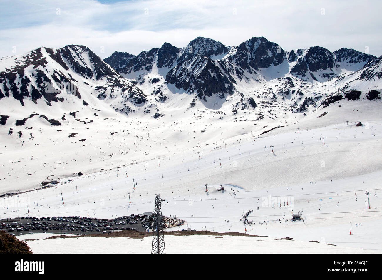 Montagne innevate nei Pirenei e piste da sci in Pas de la Casa, Andorra. Foto Stock