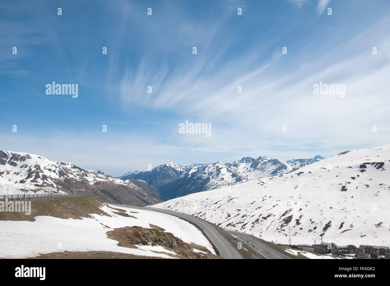 Strada tra le montagne innevate nei Pirenei, Pas de la Casa, Andorra. Foto Stock