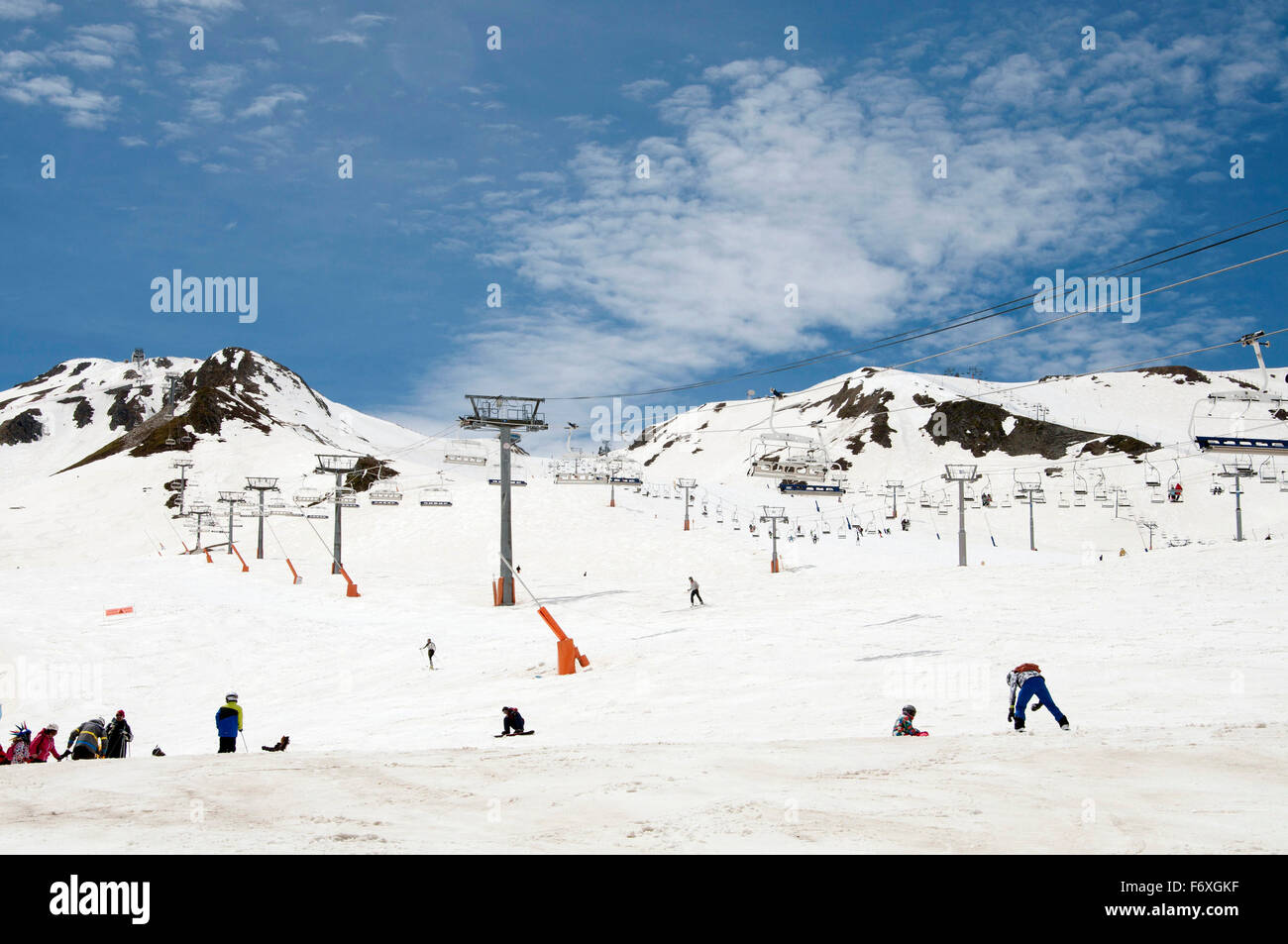 Montagne innevate nei Pirenei e piste da sci in Pas de la Casa, Andorra. Foto Stock