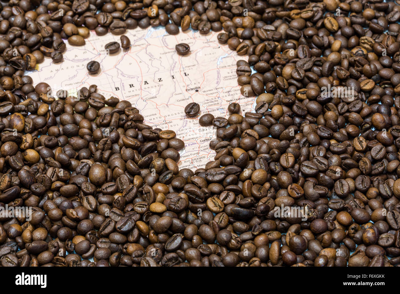 Mappa geografica del Brasile coperto da uno sfondo di chicchi di caffè tostati. Questa nazione è il primo e principale produttore ed esportatore Foto Stock