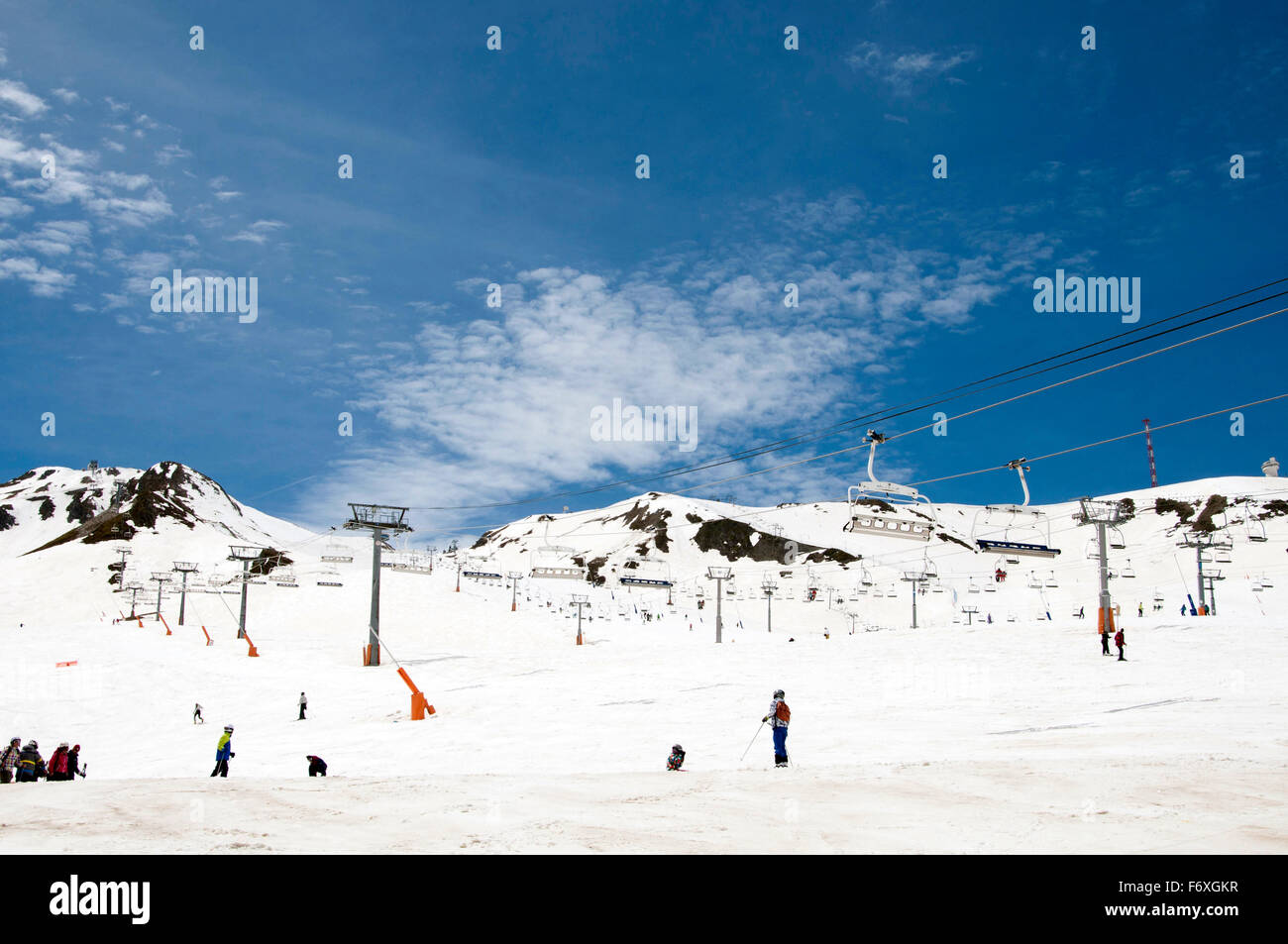 Montagne innevate nei Pirenei e piste da sci in Pas de la Casa, Andorra. Foto Stock
