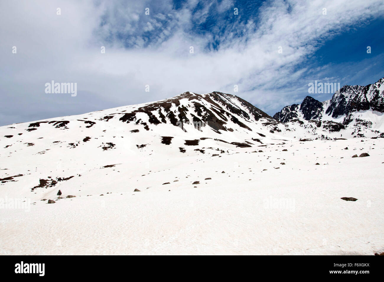 Montagne innevate nei Pirenei, Andorra. Foto Stock