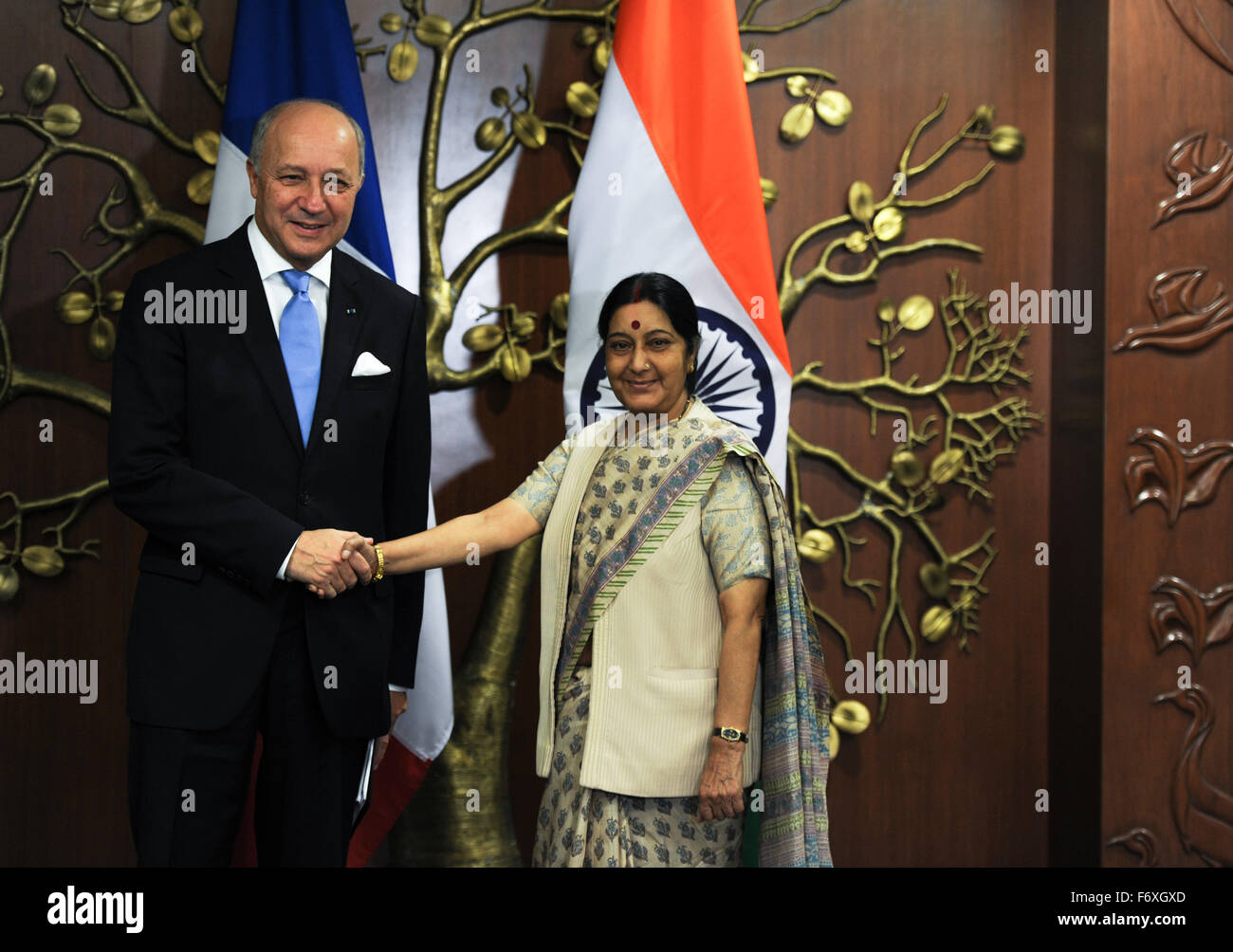 New Delhi, India. Xx Nov, 2015. Visita il Ministro degli esteri francese Laurent Fabius (L) scuote le mani con indiano degli Affari esterni Ministro Sushma Swaraj a Nuova Delhi, India, nov. 20, 2015. Laurent Fabius arrivato in India Venerdì, pochi giorni prima di un vertice sul clima che si terrà a Parigi. © Stringer/Xinhua/Alamy Live News Foto Stock