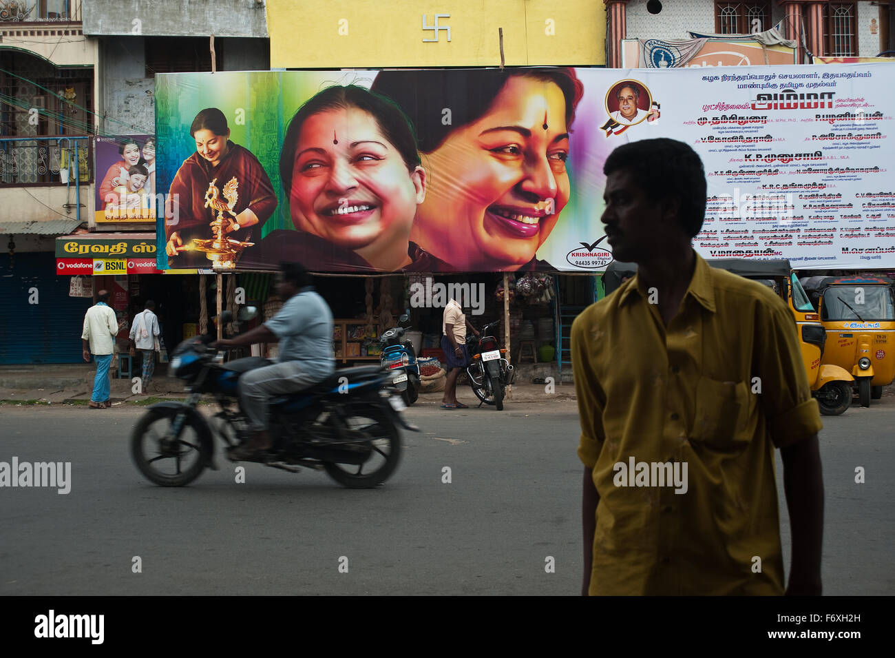 Affissioni che rappresentano Jayalalithaa, una femmina uomo politico indiano, al momento di una elezione ( India) Foto Stock