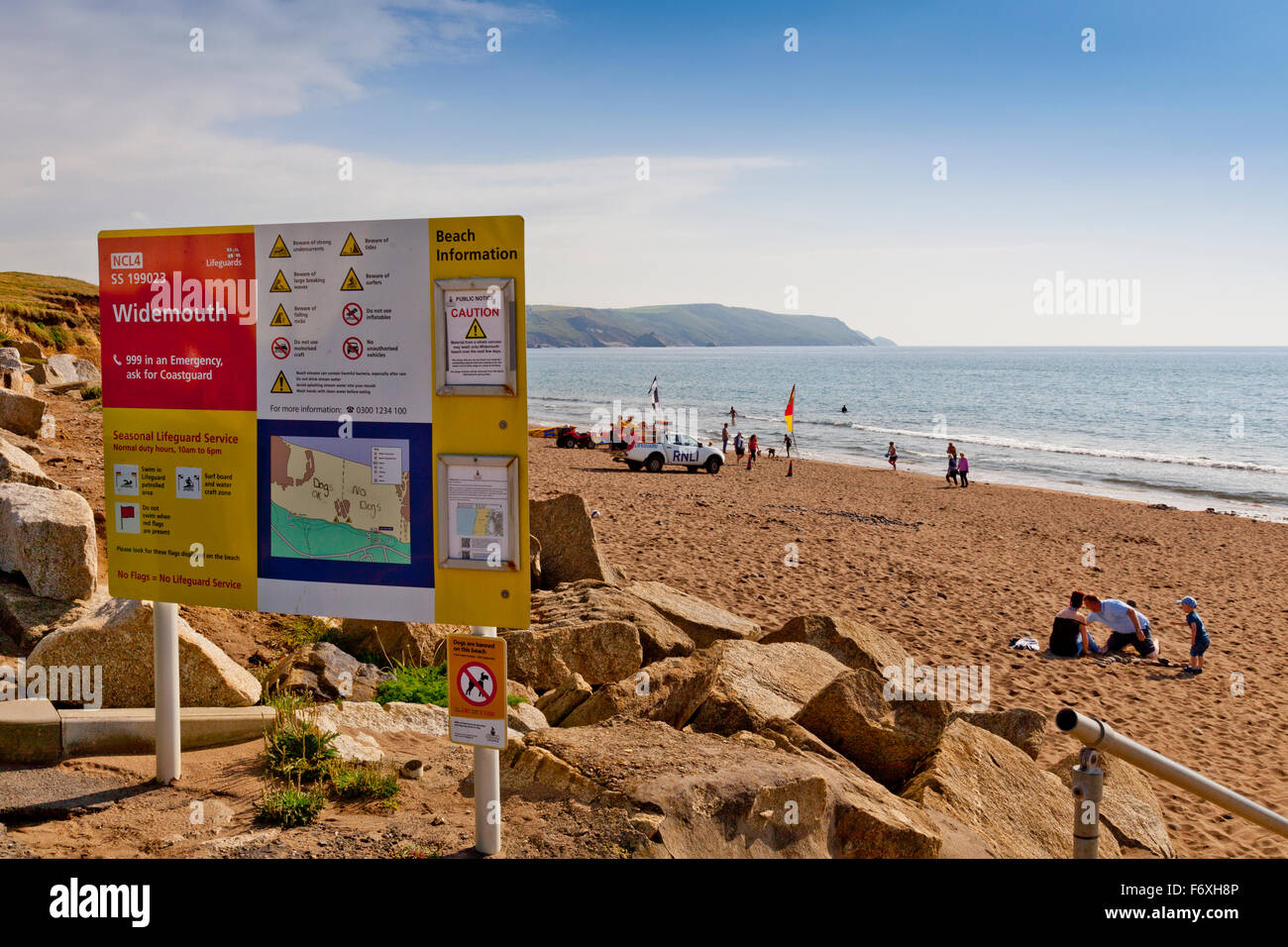 La spiaggia informazioni segno a Widemouth Bay, Cornwall, England, Regno Unito Foto Stock