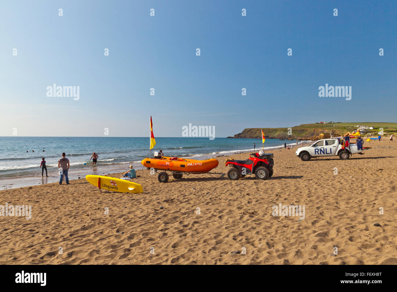 RNLI bagnini sulla spiaggia di Widemouth Bay assicurandosi che i surfisti e i nuotatori sono sicuri, Cornwall, Regno Unito Foto Stock