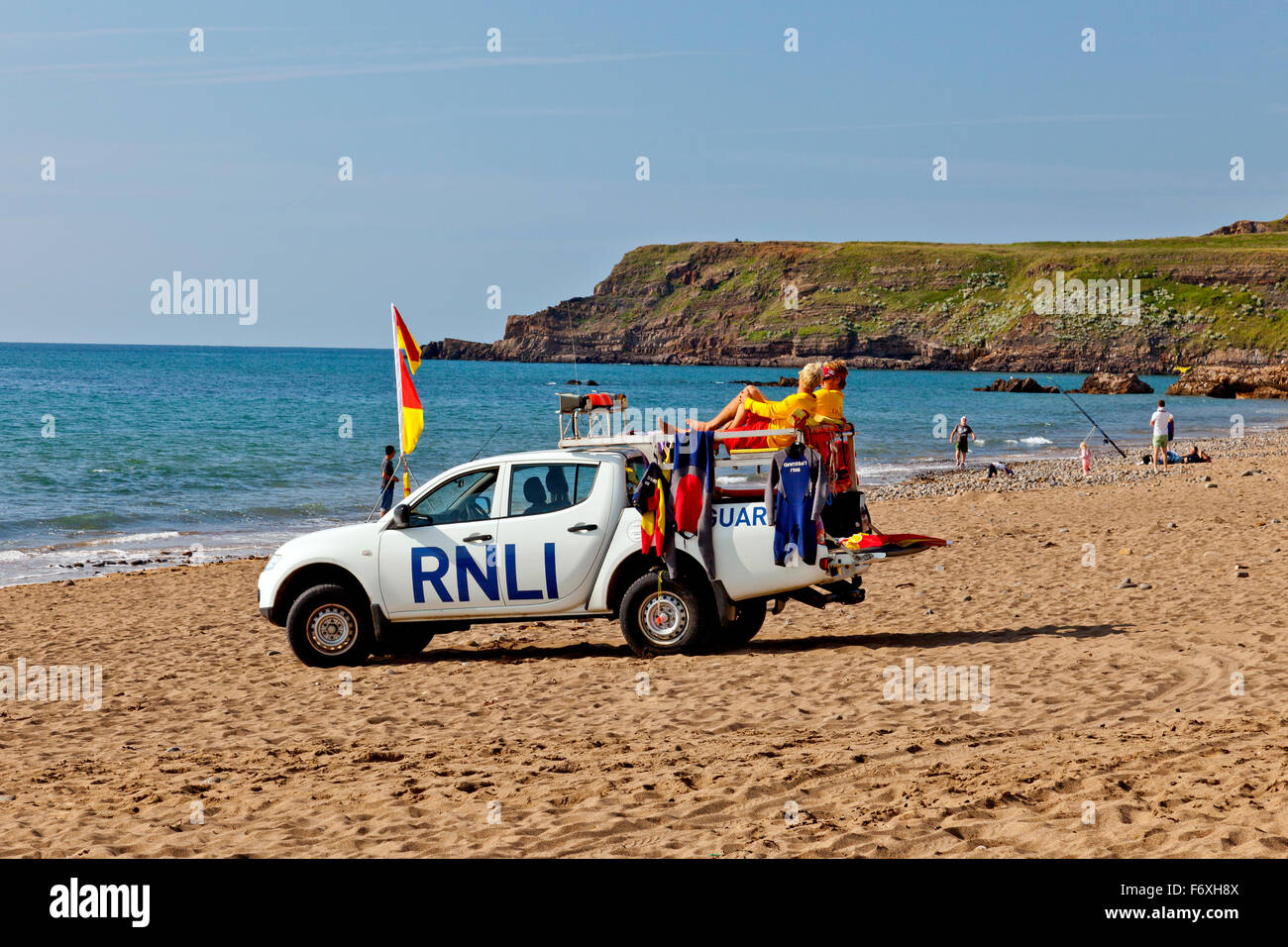 RNLI bagnini sulla spiaggia di Widemouth Bay assicurandosi che i surfisti e i nuotatori sono sicuri, Cornwall, Regno Unito Foto Stock