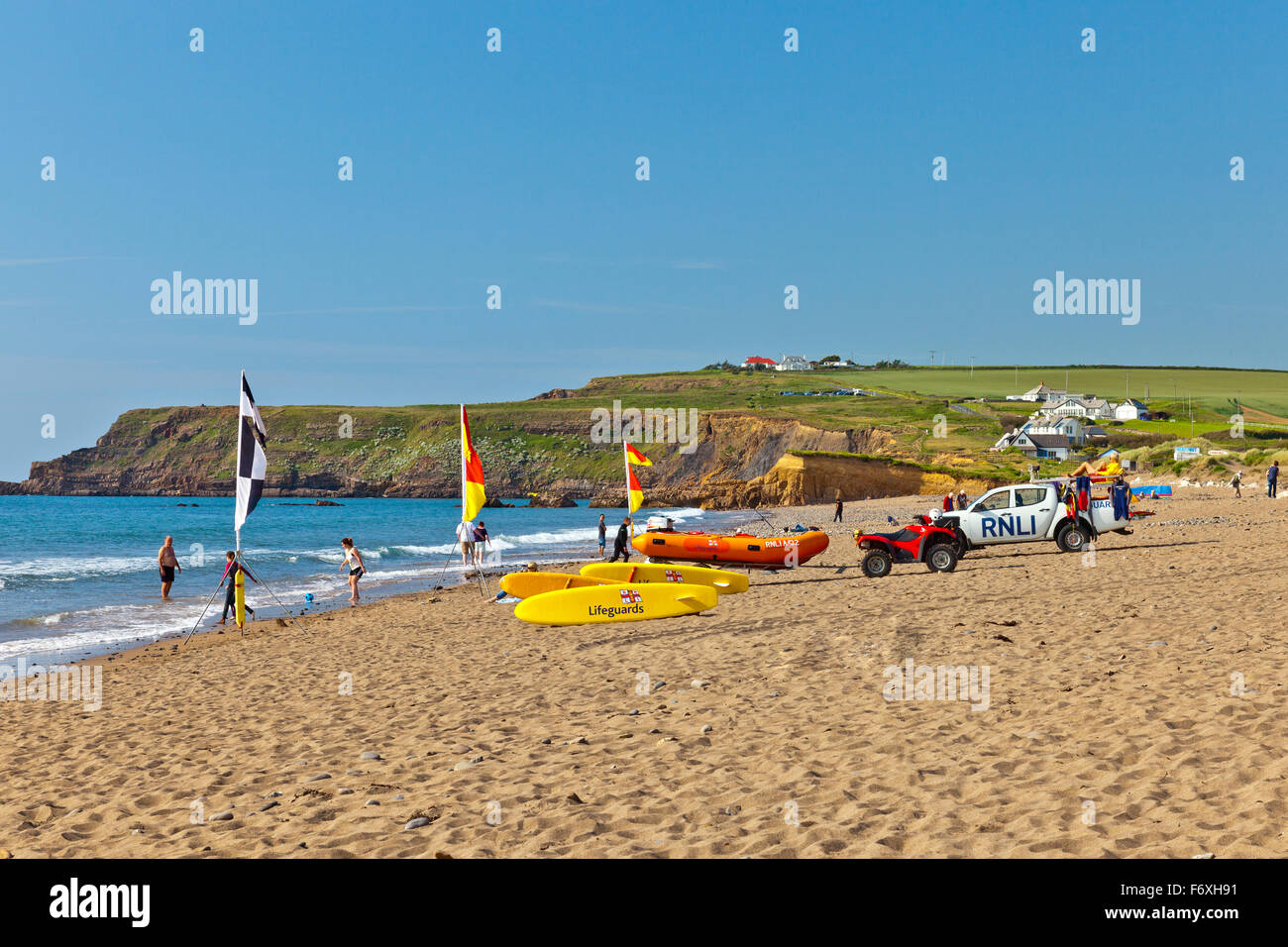 RNLI bagnini sulla spiaggia di Widemouth Bay assicurandosi che i surfisti e i nuotatori sono sicuri, Cornwall, Regno Unito Foto Stock