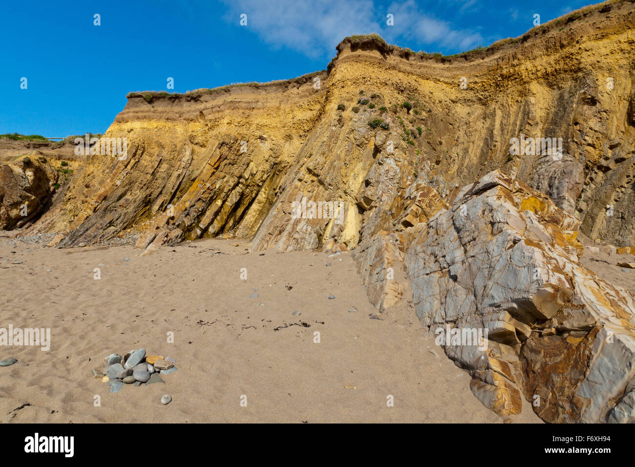 Il distintivo e verticale ripiegato Bude strati di pietra arenaria a Widemouth Bay, Cornwall, England, Regno Unito Foto Stock