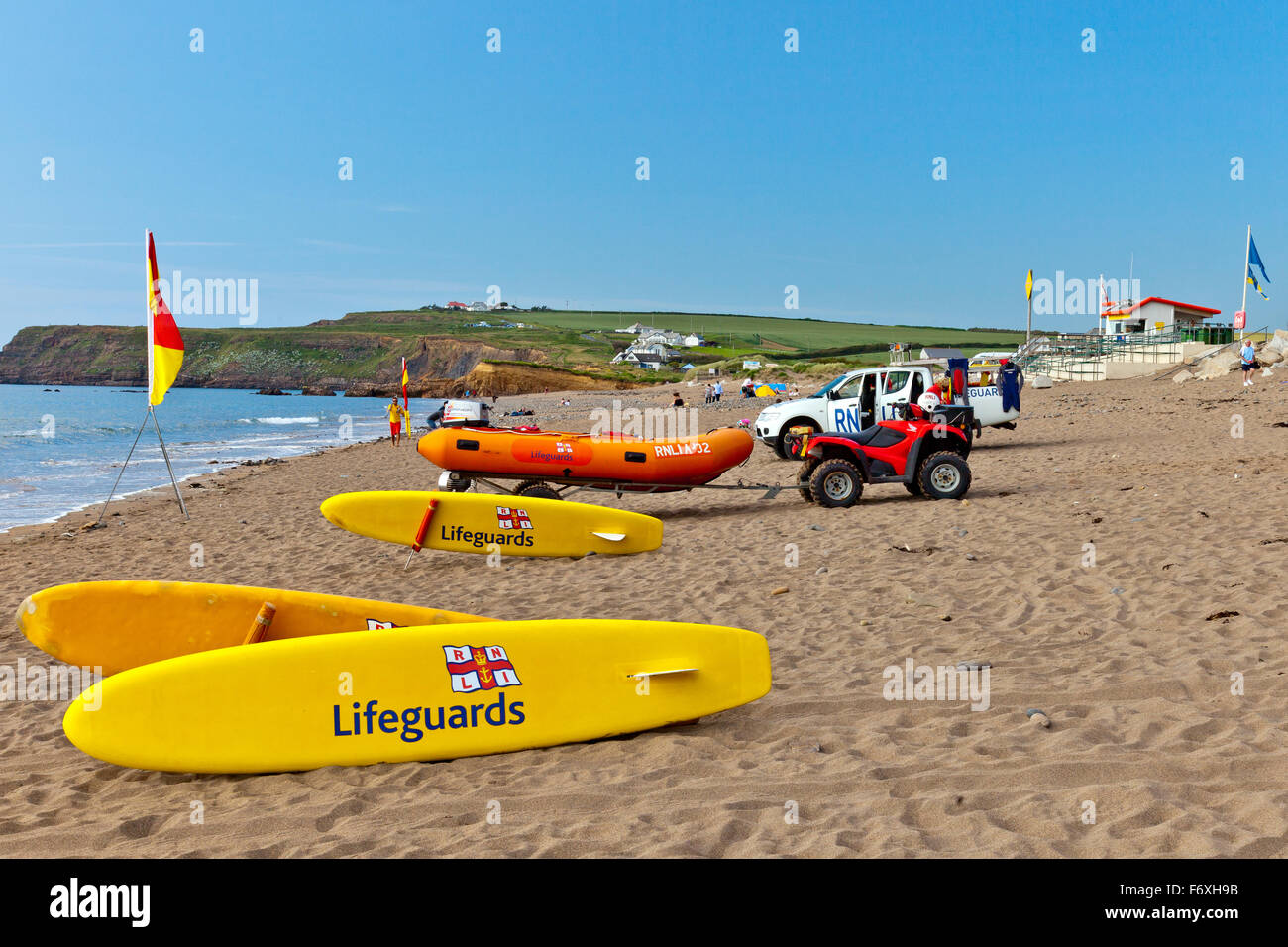 RNLI bagnini sulla spiaggia di Widemouth Bay assicurandosi che i surfisti e i nuotatori sono sicuri, Cornwall, Regno Unito Foto Stock