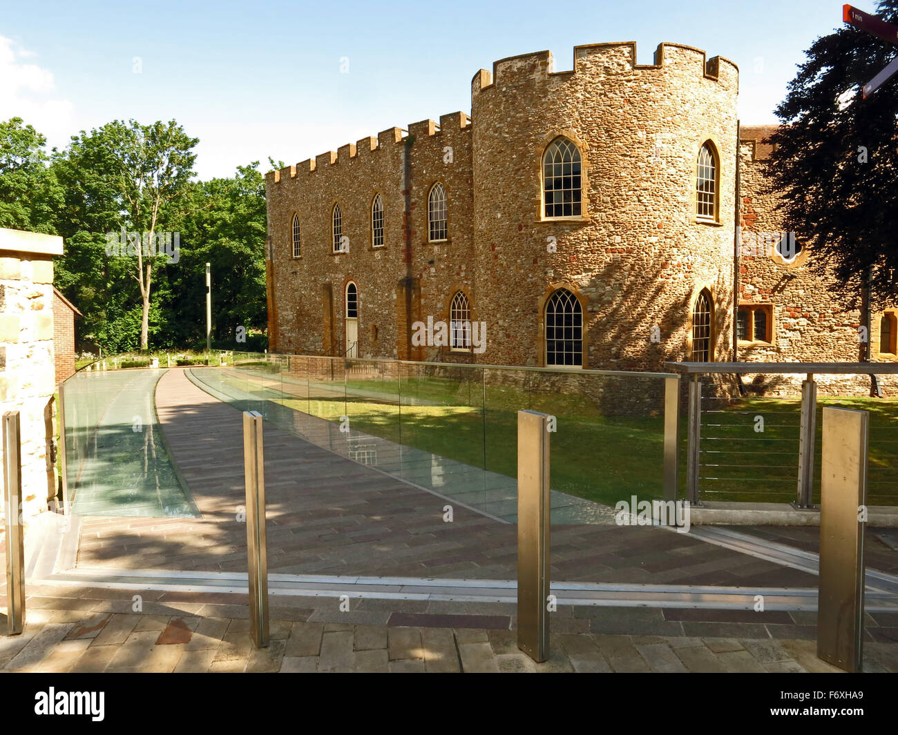 Una torre rotonda di Taunton Castello che ospita il Somerset County Museum, Taunton, England, Regno Unito Foto Stock