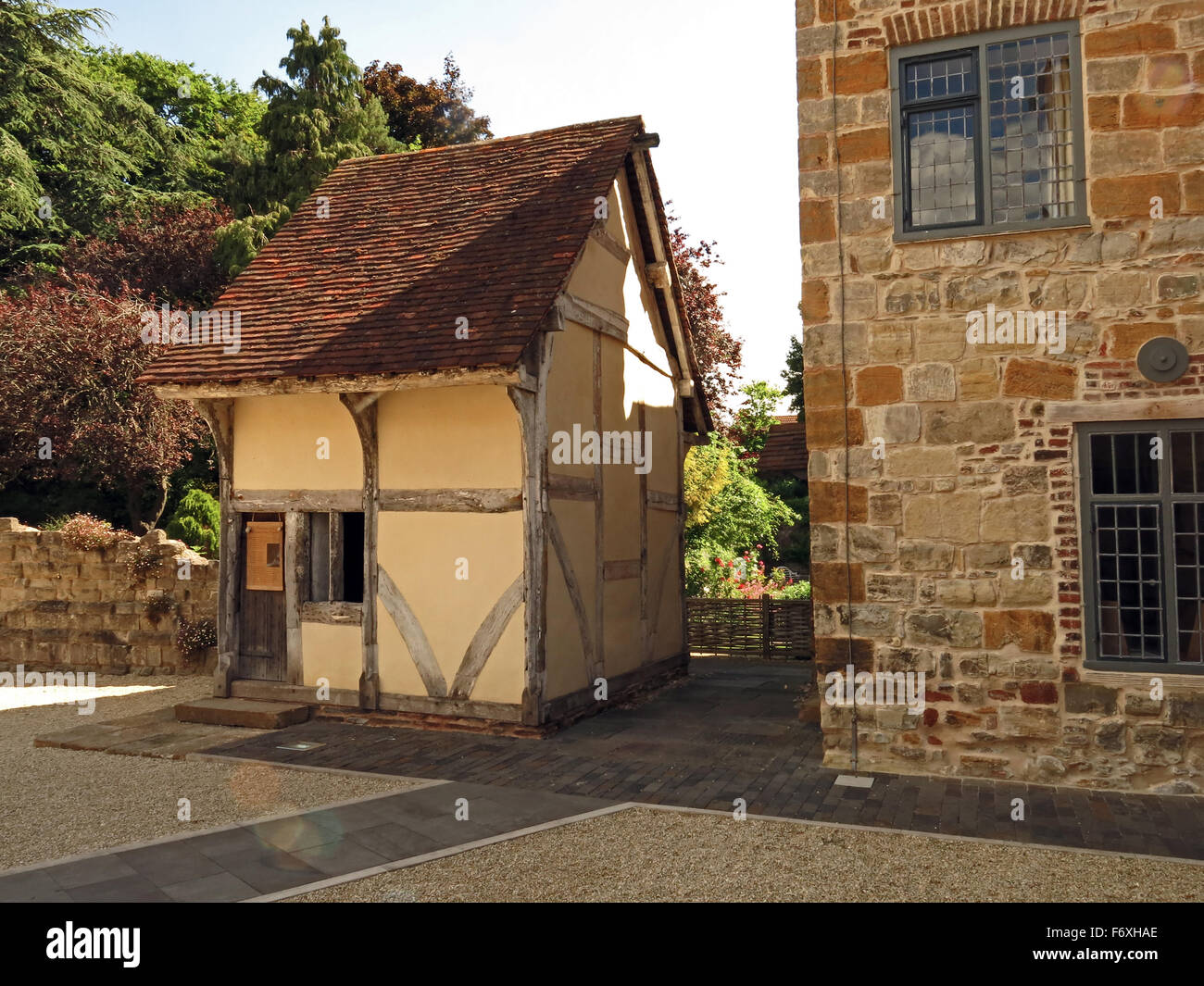 Un almshouse conservato nel cortile del castello di Taunton che alloggia il Somerset County Museum, Taunton, England, Regno Unito Foto Stock