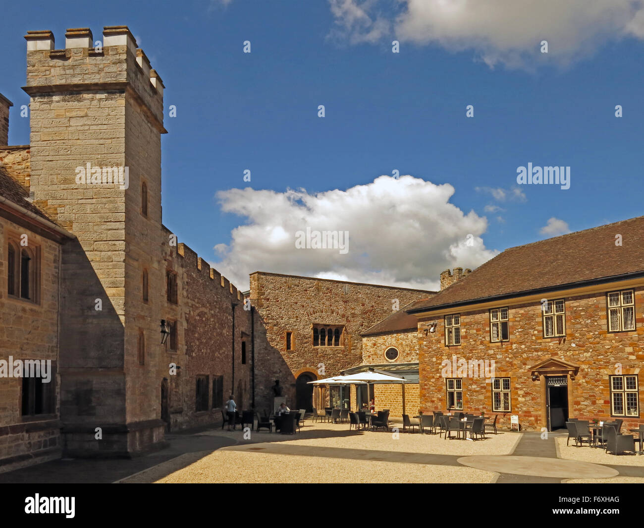 Il cortile del castello di Taunton che alloggia il Somerset County Museum, Taunton, England, Regno Unito Foto Stock