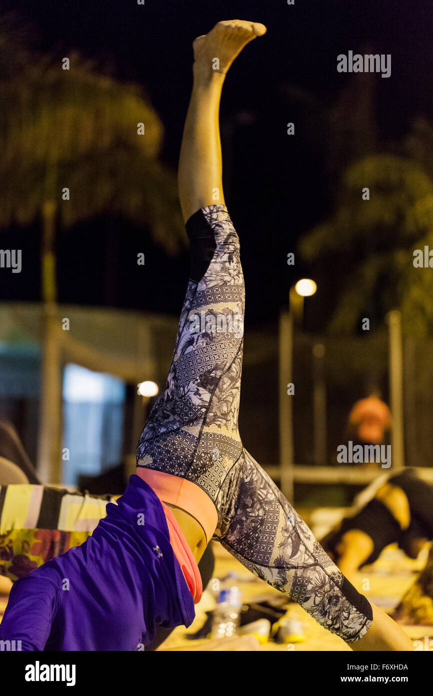 Tenerife, Isole Canarie, Spagna. Xx Nov, 2015. David Sye, Amy Winehouses cugino e figlio di Frankie Vaughan in Tenerife per un corso di yoga. Oltre cinquanta appassionati di yoga si uniscono a lui per tendere e di esercitare nella sua versione non ortodossi di yoga con il frisson aggiunto del cioccolato e tequila, a attivare lo sport club nel resort a cinque stelle di Costa Adeje per "il famigerato Yoga batte Cioccolato & Tequila Rave". Tenerife, Isole Canarie, Spagna. Foto Stock
