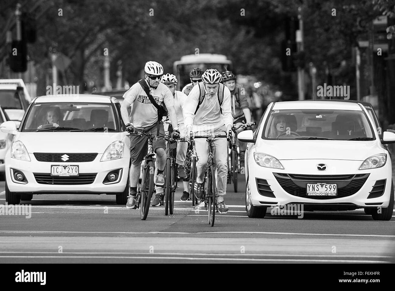 I ciclisti in St Kilda Road, Melbourne in competizione per lo spazio stradale con il traffico. Foto Stock