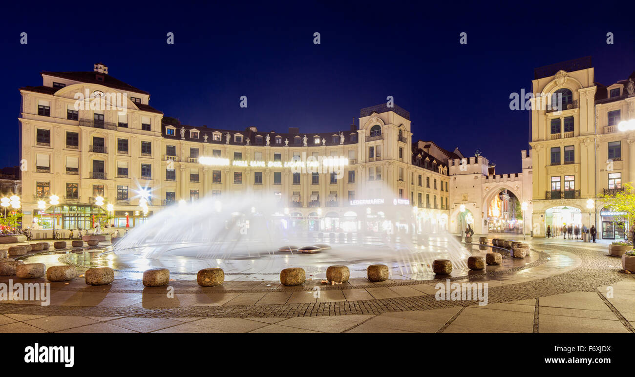 Karlsplatz-Rondell con fontane e Karlsgate o Neuhauser gate, edificio semicircolare, porta occidentale di Monaco di Baviera Centro storico Foto Stock