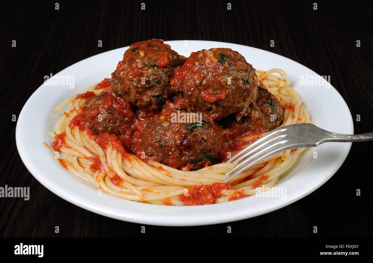 Polpette con erbe e salsa di pomodoro con spaghetti Foto Stock