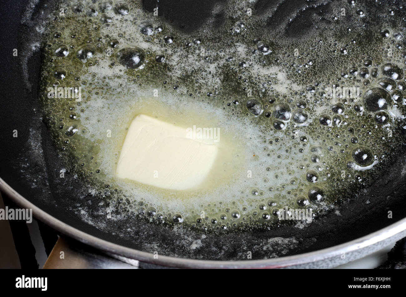 Pezzo di fusione del burro in padella. Ricetta Step by step Foto Stock