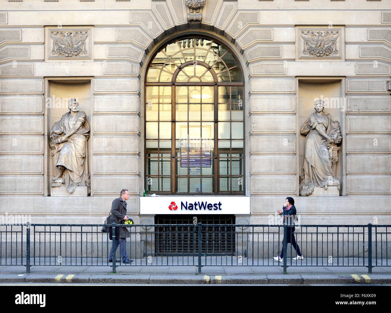 Londra, Inghilterra, Regno Unito. Le persone camminare davanti a un Nat West Bank in città - Princes Street, CE2 Foto Stock
