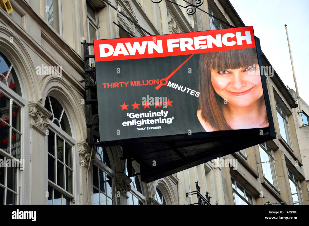 Londra, Inghilterra, Regno Unito. Alba francese una donna mostra 'Trenta milioni di minuti' al Vaudeville Theatre, Strand (nov. 2015) Foto Stock