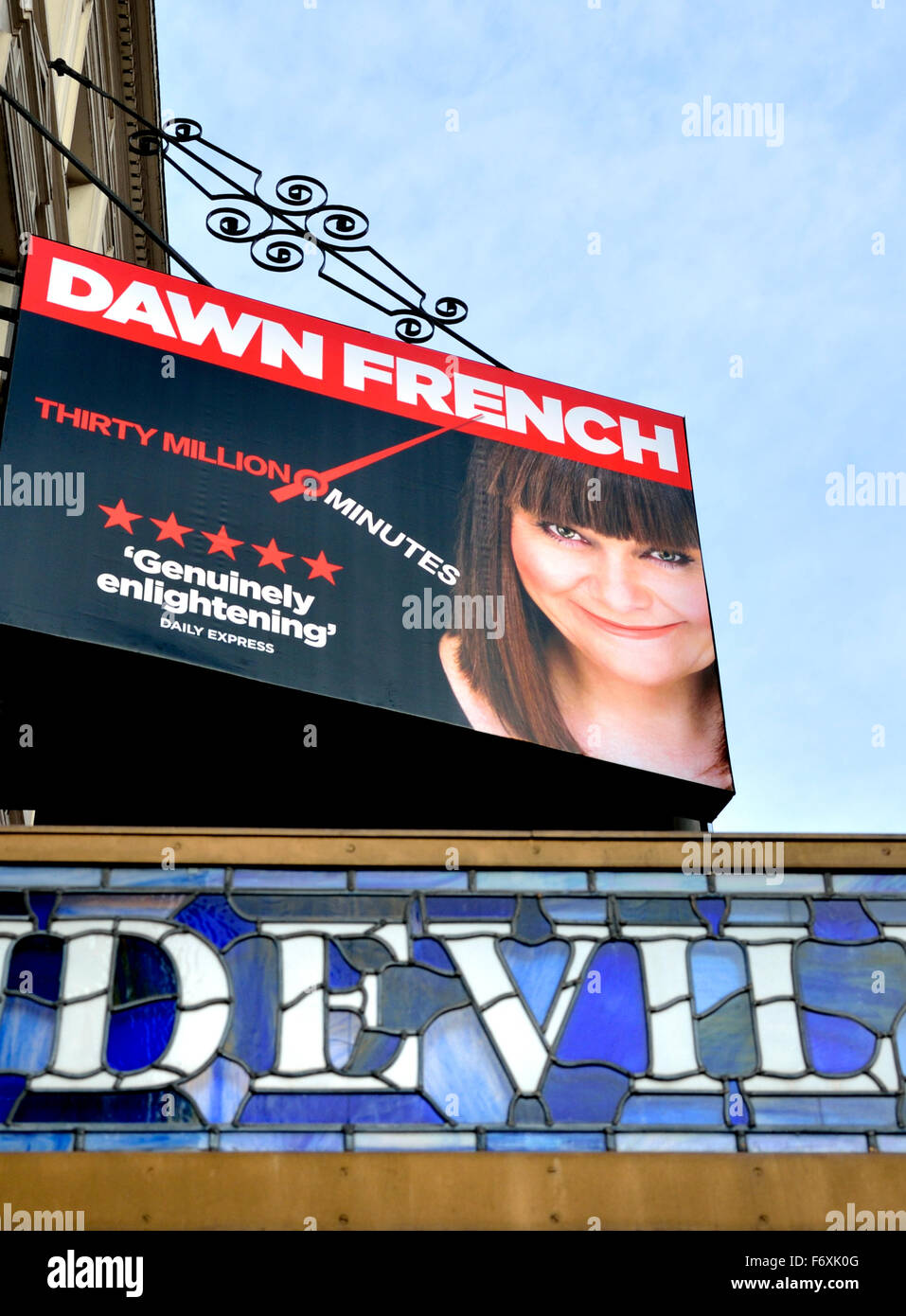 Londra, Inghilterra, Regno Unito. Alba francese una donna mostra 'Trenta milioni di minuti' al Vaudeville Theatre, Strand (nov. 2015) Foto Stock