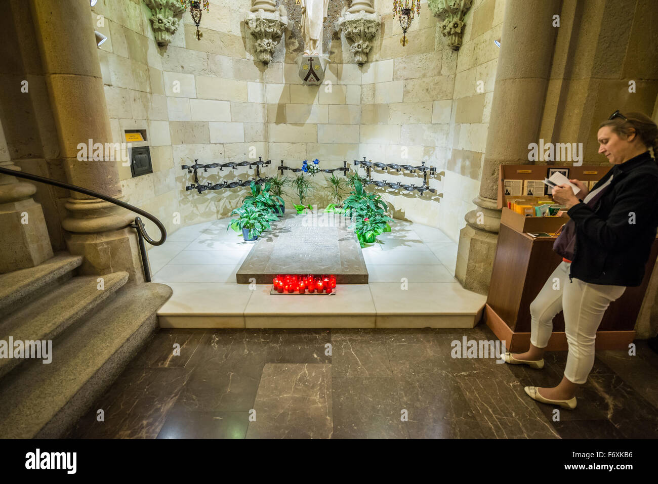 Antoni Gaudi tomba nella Basilica di San Pietro e chiesa espiatorio della Santa Famiglia progettato noto come la Sagrada Familia a Barcellona, Spagna Foto Stock