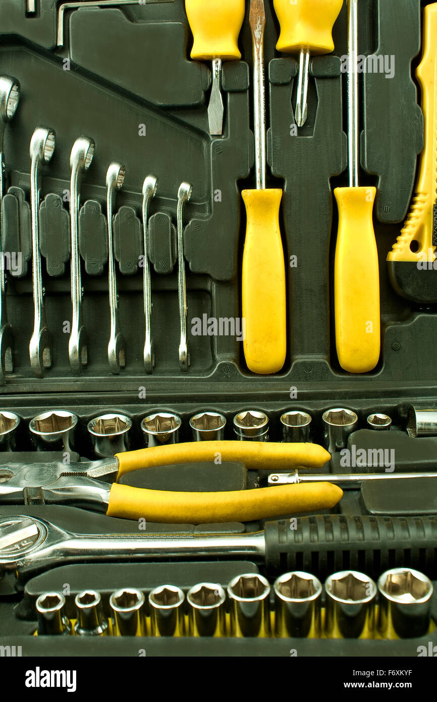 Set di varie giallo cromo strumenti nella scatola nera Foto Stock