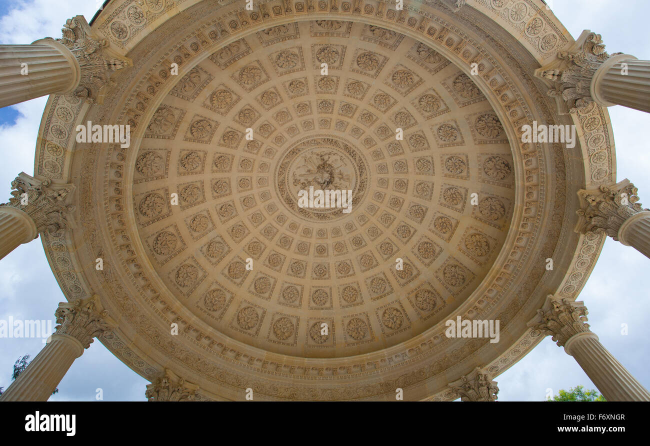 Versailles, Francia - Giugno 22,2012: Il Tempio di amore nei giardini di Trianon. Palace Versailles era un castello reale. Foto Stock