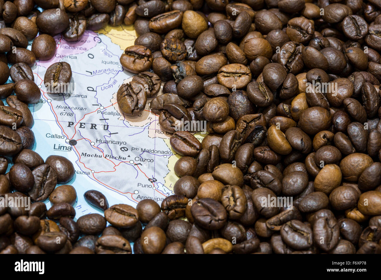 Mappa geografica del Perù coperto da uno sfondo di chicchi di caffè tostati. Questa nazione è tra i dieci principali produttori e expo Foto Stock