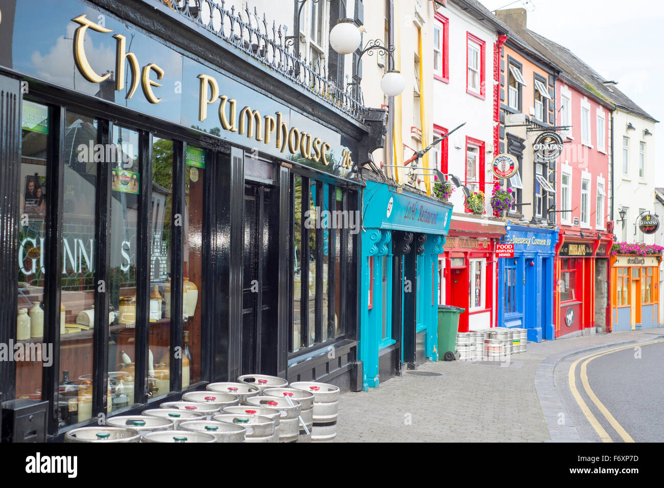 Pub e ristorante fronti su una città di Kilkenny high street in Irlanda Foto Stock