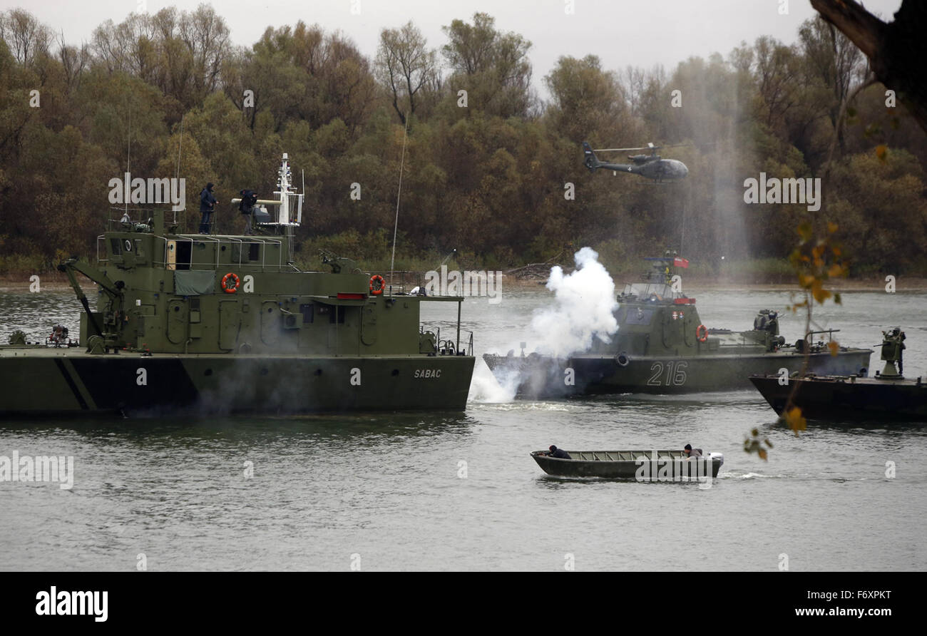 A Belgrado, in Serbia. Xxi Nov, 2015. Di sicurezza serbe soldati prendere parte in un esercizio congiunto a Belgrado in Serbia, nov. 21, 2015. Di sicurezza serbe Servizi il sabato hanno dimostrato la loro capacità di far fronte a potenziali attacchi terroristici in un esercizio pubblico. Credito: Predrag Milosavljevic/Xinhua/Alamy Live News Foto Stock